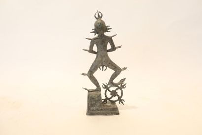 ASIE "Divinité", XXe, sujet en métal patiné, h. 36,5 cm.