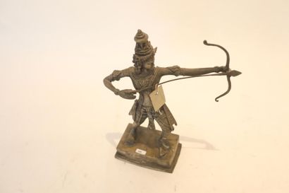 ASIE "Arjuna", XXe, sujet en métal patiné, h. 37 cm [défauts].