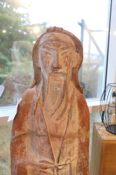 CHINE "Sage", XXe, grand sujet en terracotta rehaussée d'engobe, h. 154 cm [rest...