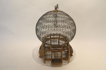 null Cage à oiseaux, XXe, bois et métal, h. 61 cm.