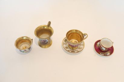 null Quatre tasses, XIXe, porcelaine :

- tasse de forme jasmin à décor polychrome...