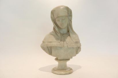 ÉCOLE FRANCO-ITALIENNE "Jeune Femme au voile", fin XIXe, buste sur piédouche en albâtre...