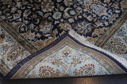 null Tapis persan de style Keshan à médaillon central et arabesques florales sur...