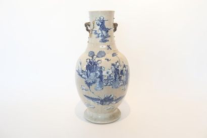 CHINE Grand vase en balustre à décor bleu et blanc en relief sur couverte craquelée...