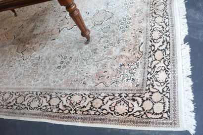 null Grand tapis persan de style Naïn à médaillon central et arabesques sur champ...