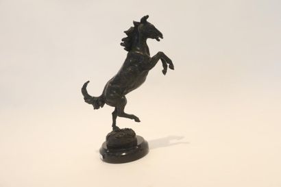 ECOLE FRANCAISE "Cheval cabré", XXe, épreuve en bronze à patine foncée, contresocle...