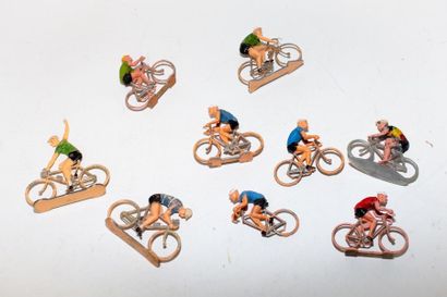 null Ensemble de cyclistes en plastique, une douzaine de pièces [états divers].