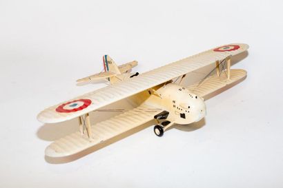 null Biplan français Levasseur type 8 en bois laqué, l. 39 cm [altérations et petits...