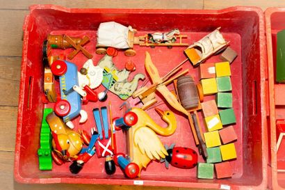 null Varia de jouets en bois, une trentaine de pièces (attelages, animaux, locos,...