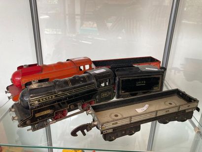 GILS Deux locomotives 020 et deux wagons-tombereaux en tôle, marqués, l. 19 cm [usures...