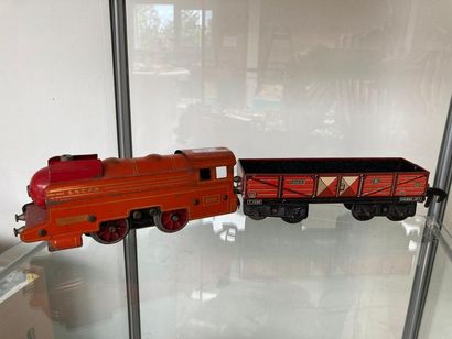 GILS Deux locomotives 020 et deux wagons-tombereaux en tôle, marqués, l. 19 cm [usures...