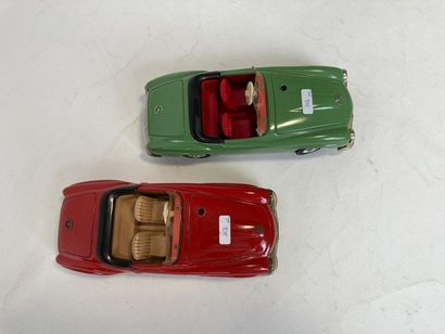 SCHUCO 2095, deux cabriolets Mercedes-Benz en tôle, avec clefs, l. 22 cm [usures...