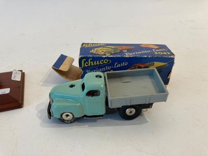 SCHUCO 3042, deux camions-bennes en tôle, avec boîtes, l. 11 cm [altérations, une...