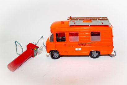 SCHUCO (SERVO 362263) "Feuerwehr-Gerätewagen Mercedes 408" filoguidée en plastique,...