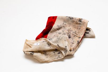 MILITARIA Drapeau nippon porte-bonheur en coton couvert d'idéogrammes, 67x74 cm env....