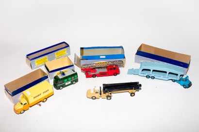 DINKY SUPERTOYS Cinq pièces :

- 893, "Tracteur Unic saharien", avec boîte d'origine...