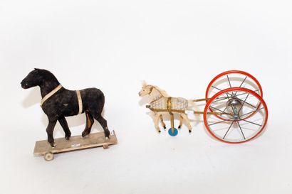 null Deux anciens jouets de plancher (chevaux), l. 24 cm et 37 cm [nombreuses al...