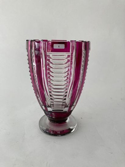 VAL-SAINT-LAMBERT Vase en calice, XXe, cristal taillé doublé améthyste, marqué au...