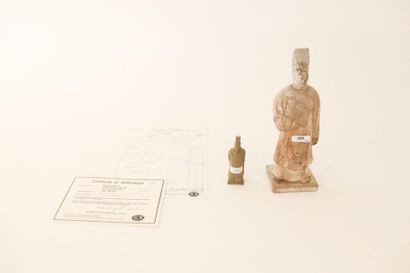 CHINE "Dignitaire Ming", statuette funéraire (mingqi) en terre cuite avec traces...