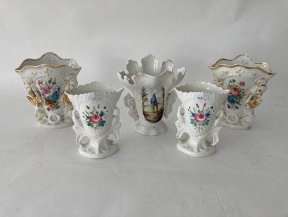 null Cinq vases-cornets (dont deux paires) à décors polychromes, XIXe, porcelaine...
