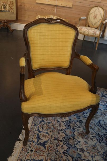 null Fausse paire de fauteuils en cabriolet de style Louis XV, XXe, bois verni mouluré...
