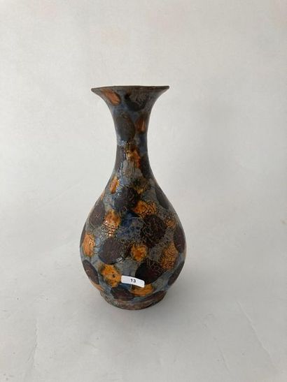 CHINE Vase piriforme à long col évasé (yuhuchunping), dynasties Ming-Qing, grès porcelaineux...