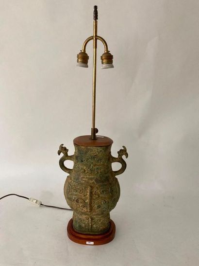 CHINE Vase archaïque ansé (hu) monté en lampe, XXe, bronze patiné à l'antique, h....