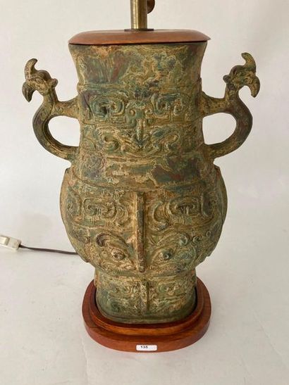 CHINE Vase archaïque ansé (hu) monté en lampe, XXe, bronze patiné à l'antique, h....
