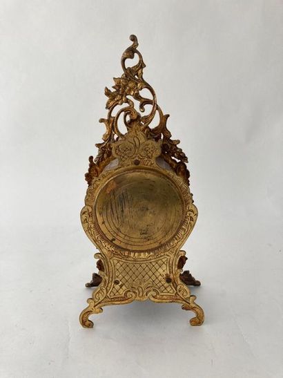 null Cartel de style Louis XV, circa 1900, métal doré, h. 38 cm [altérations et manques,...