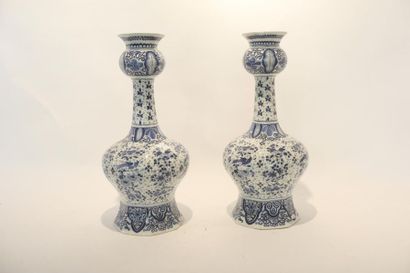 DELFT Paire de vases-bouteilles à décor en camaïeu bleu, col à bulbe, XXe, faïence,...