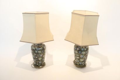 CHINE Paire de vases montés en lampe, XXe, bronze à décor floral polychrome d'émaux...