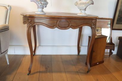 null Table de milieu de style Louis XV, pieds à roulettes, début XXe, bois mouluré...