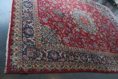 null Grand tapis persan de style Keshan à médaillon central et arabesques sur champ...