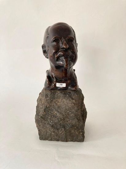 null ANONYME, "Buste d'homme", XXe, bronze patiné sur socle de pierre brute, h. 32...