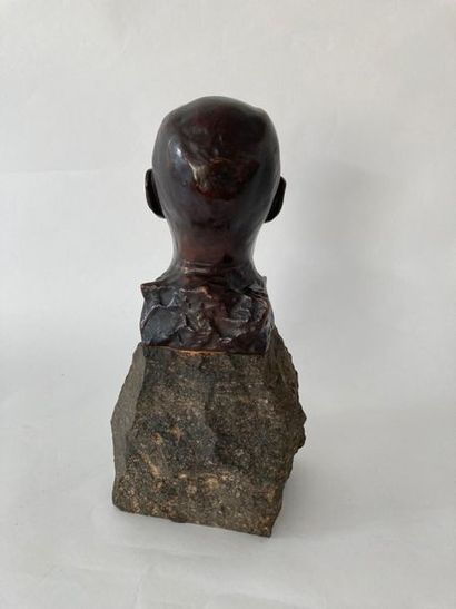 null ANONYME, "Buste d'homme", XXe, bronze patiné sur socle de pierre brute, h. 32...