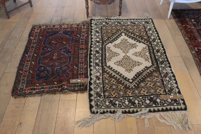 null Deux petits tapis persans à motifs stylisés, 180x85 cm env. et 121x74 cm env....