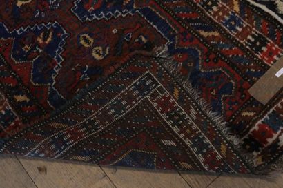 null Deux petits tapis persans à motifs stylisés, 180x85 cm env. et 121x74 cm env....