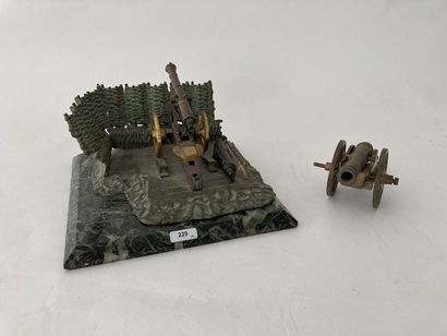 null "Canon miniature en position", XIX-XXe, diorama en bronze patiné sur socle de...