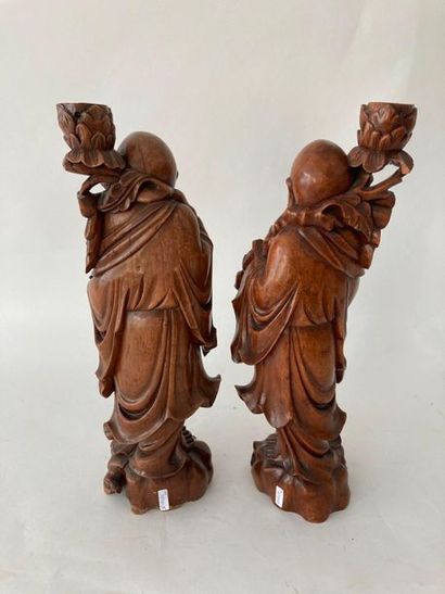 CHINE Paire de magots à monter en lampe, XXe, bois sculpté à légère patine, h. 42...