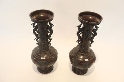 JAPON Paire de vases de temple, anses en dragon, ère Meiji / circa 1900, bronze à...