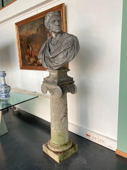 null Buste d'empereur d'apès l'antique sur sa sellette en colonne ionique, XXe, pierre...