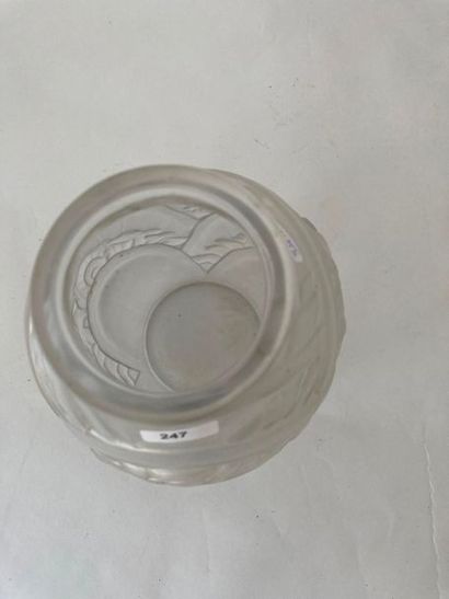 MULLER - FRANCE Vase ovoïde d'époque Art déco, circa 1930, verre givré pressé-moulé,...