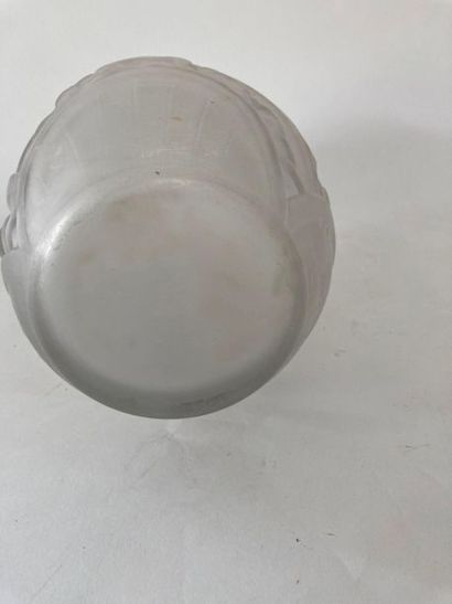 MULLER - FRANCE Vase ovoïde d'époque Art déco, circa 1930, verre givré pressé-moulé,...