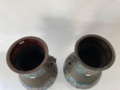 JAPON Paire de vases de temple, anses en gueule de makara, ère Sh?wa / début XXe,...