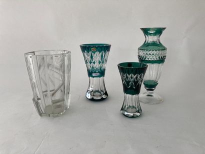 VAL-SAINT-LAMBERT Trois vases, XXe, cristal taillé doublé émeraude, marque au revers...