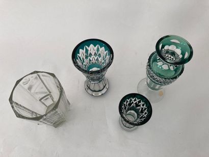 VAL-SAINT-LAMBERT Trois vases, XXe, cristal taillé doublé émeraude, marque au revers...