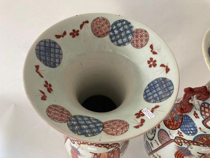 JAPON - ARITA Paire de vases ansés à long col évasé, ère Meiji / fin XIXe, porcelaine...