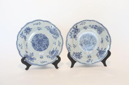 CHINE Paire d'assiettes chantournées à décor floral bleu et blanc, compagnies des...