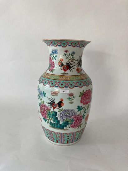 CHINE Vase à décor naturaliste d'émaux polychromes dits de la famille rose, dynastie...