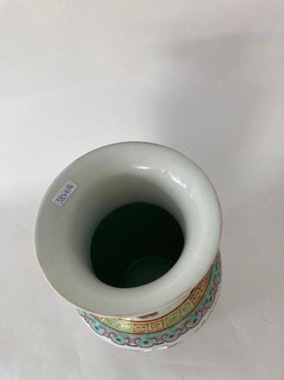 CHINE Vase à décor naturaliste d'émaux polychromes dits de la famille rose, dynastie...